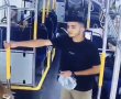 צעיר ערבי ירק על קצינת צה״ל באוטובוס ברחוב הרצל ברמת גן ונמלט