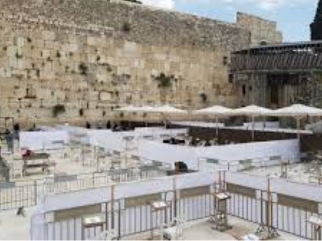 רחבת הכותל המערבי למתפללים בצל מגבלות הקורונה (צילום: הקרן למורשת הכותל)