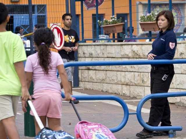 מאבטחת בבית ספר יסודי. למצולמים אין קשר לכתבה. (צילום ארכיון: משה שי / פלאש 90)