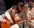 שלושה נגנים, וגיטרה אחת..אז "הבא נגילה"