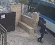 "כפסע": צפו באוטובוס הדוהר בשכונת רמות וכמעט דורס שני אברכים