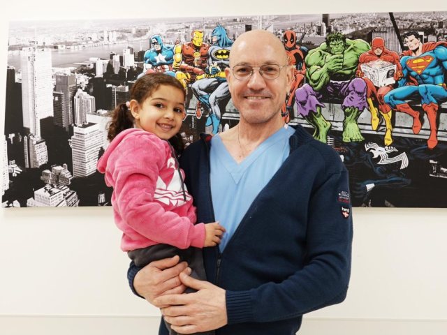 בתמונה: ד״ר יעקב אמסלם, מנהל היחידה לנוירורדיולוגיה התערבותית במרכז הרפואי שערי צדק עם הילדה עיילא.
