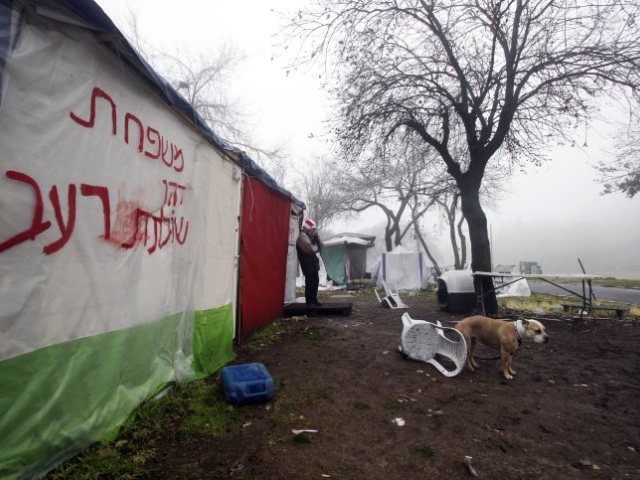 מחוסרי הדיור בגן סאקר (צילום:פלאש90)