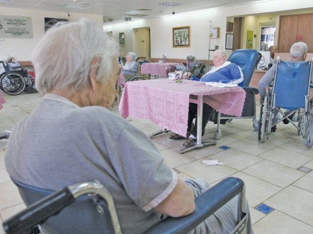 קשישים בבית אבות (צילום: אנה קפלן, פלאש 90)