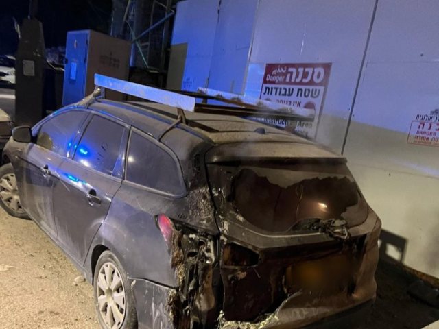הנזק שנגרם לרכב וכפפות שנתפסו ברשות החשודים. קרדיט צילום: דוברות המשטרה.