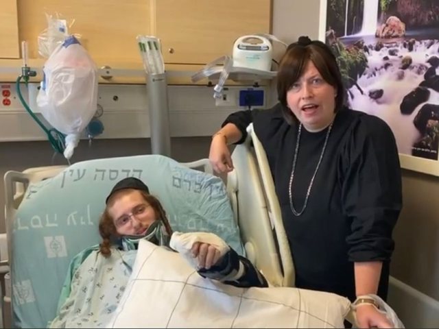בתמונה, לפני הנסיעה לשדה התעופה עם אנשי הצוות ועם אימו. צילום, דוברות הדסה.