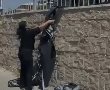 לאחר קריעת שלט החטופים והנרצחים: תלונה הוגשה כנגד השופטת בדימוס 