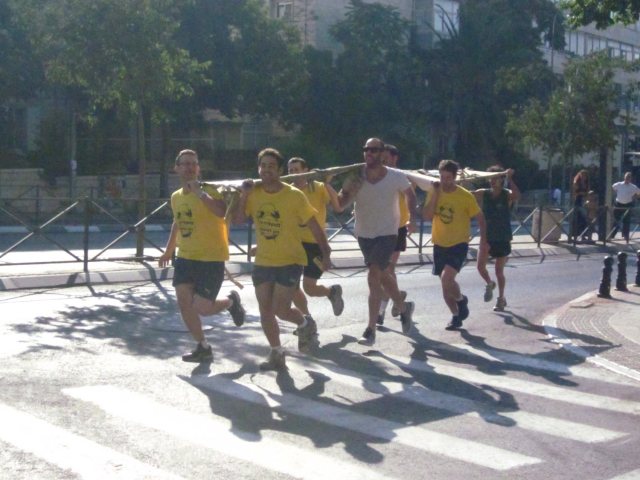 פעילי תנועת התעוררות, הבוקר סביב לבית רה"מ