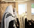 א-צענטער: מי בא לחזק את המנין בבית חנינא?