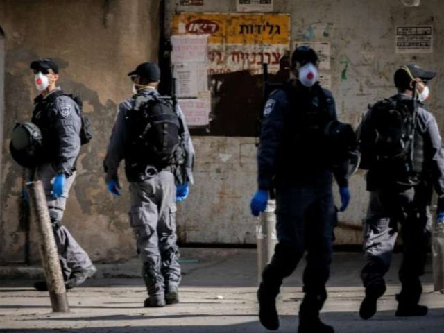 כוחות משטרה במאה שערים (צילום: יונתן זינדל, פלאש 90)