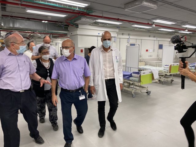 מנכ"ל משרד הבריאות בביקור במחלקת הקורונה בהרצוג (צילום: דוברות המרכז הרפואי הרצוג)