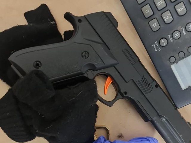 תמונת אקדח האיירסופט שנתפס ברשות אחד החשודים. קרדיט צילום: דוברות המשטרה.