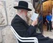 והשב שכינתך לציון עירך. רב העיר בתפילה בכותל המערבי