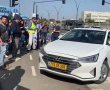 "שמאלנים, תעופו מפה'': רכב עלה על המדרכה וניסה לדרוס מפגינים בבאר שבע (תיעוד)