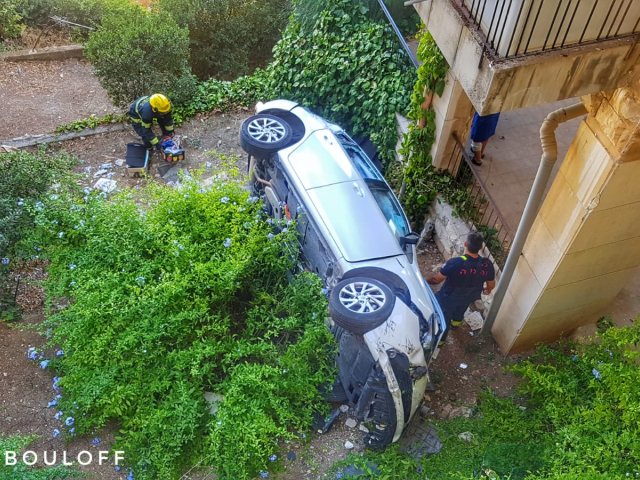 הרכב שהתדרדר ברחביה. צילום: אריק אבולוף, כבאות והצלה מחוז ירושלים