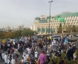 אלפי מפגינים מתכנסים בשעה זו מול משרד ראש הממשלה