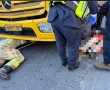 חולצה הולכת רגל שנלכדה מתחת למשאית בנווה יעקב - מצבה קשה