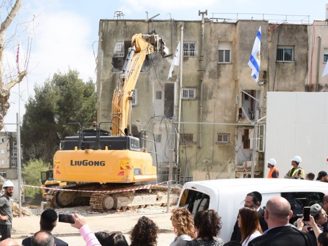 ההריסה הראשונה בקרית יובל. שדרות היובל. צילום: נעמי זידמן /קרסו נדל"ן- קדמת היובל