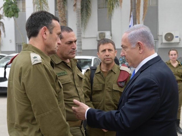 נתניהו בהתייעצות בטחונית בפיקוד דרום צילום: עמוס בן גרשום
