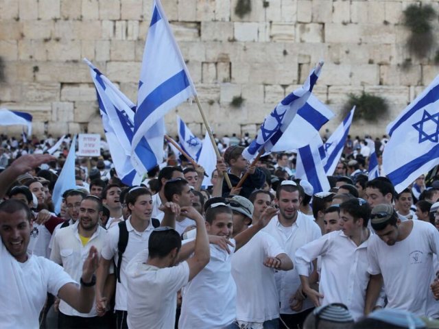 מצעד הדגלים בכותל המערבי, ארכיון. (צילום: נתי שוחט / פלאש 90)