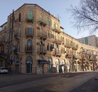 *יפו 220*: נבנה ב-1932 בסגנון אוריינטלי. מתאפיין במרפסות על גבי זיזי אבן, ציורי תקרה ובור מים עתיק