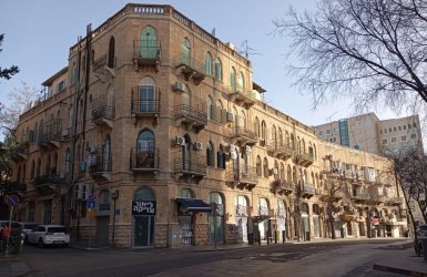 *יפו 220*: נבנה ב-1932 בסגנון אוריינטלי. מתאפיין במרפסות על גבי זיזי אבן, ציורי תקרה ובור מים עתיק