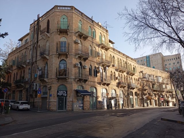 *יפו 220*: נבנה ב-1932 בסגנון אוריינטלי. מתאפיין במרפסות על גבי זיזי אבן, ציורי תקרה ובור מים עתיק