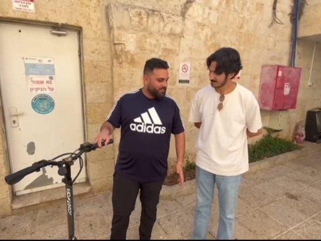 החזרת הקורקינט שהוחזר לבעליו. צילום: דוברות המשטרה 