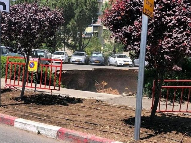 הבולען שקרס בחניון שערי צדק ליד רחוב שמואל בייט (צילום: דוברות המשטרה)