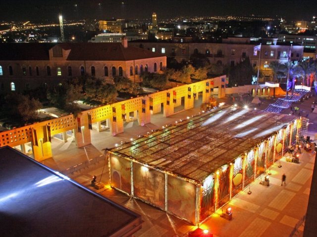 סוכה בכיכר. צילום באדיבות עיריית ירושלים