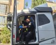 בדיקת המשאית ע״י בוחני התנועה. צילום: דוברות המשטרה 