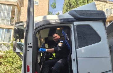 בדיקת המשאית ע״י בוחני התנועה. צילום: דוברות המשטרה 
