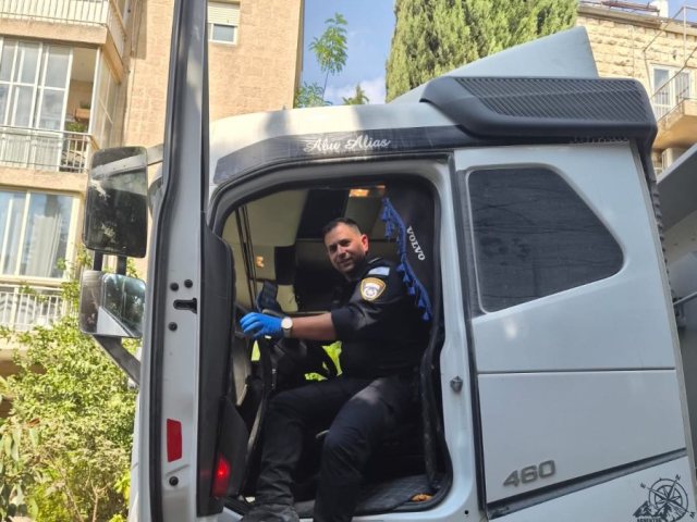 בדיקת המשאית ע״י בוחני התנועה. צילום: דוברות המשטרה 