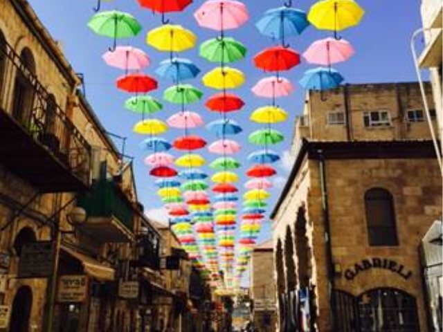 תמונת מיצג המטריות ברחוב יואל משה סלומון – קרדיט סינדי אזולאי