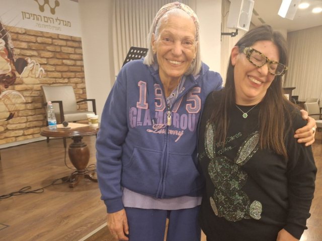 מימין- מור ציפורי ותיקי בו פורת דיירת הבית