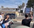 קשה לצפייה: נהג תועד מכה אישה בהפגנה בב"ש אמש (תיעוד)