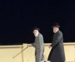 ויחן את פני העיר: האדמו"ר מויזניץ צועד ליד הים (וידאו)