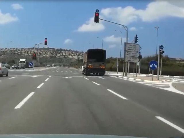 עוברים באדום . צילום: עמותת אור ירוק