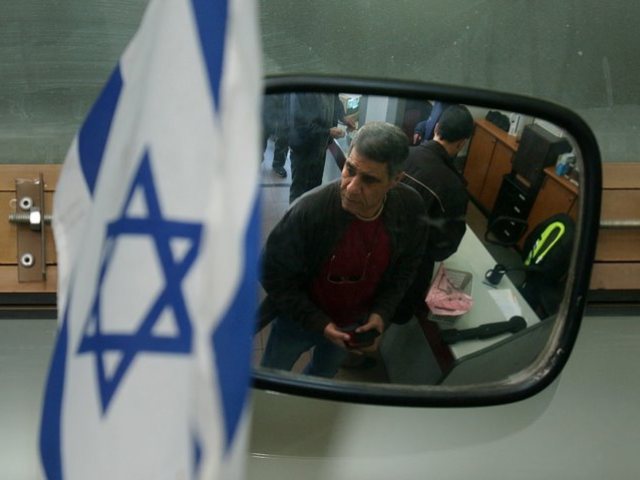 משרד הרישוי בעיר (למצולמים אין קשר לכתבה)