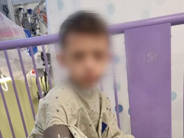בתמונה, ע׳ מתאושש לאחר הניתוח במחלקה לכירורגית ילדים בהדסה הר הצופים. צילום: דוברות הדסה.