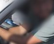 זה אבא, זה? צפו בתינוק בן 8 חודשים בין רגליו של הנהג 
