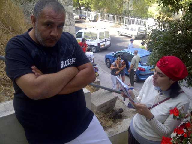 ה"פולשים" מחוץ לבניין ברחוב שטרן 61, הבוקר