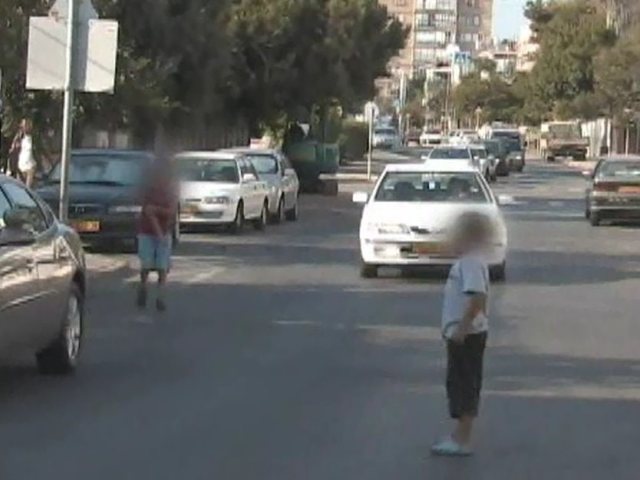 ילדים באמצע הכביש. צילום: באדיבות עמותת אור ירוק
