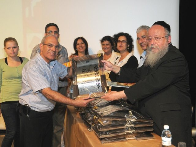 מוזס מעניק את האות לצוות בית הספר