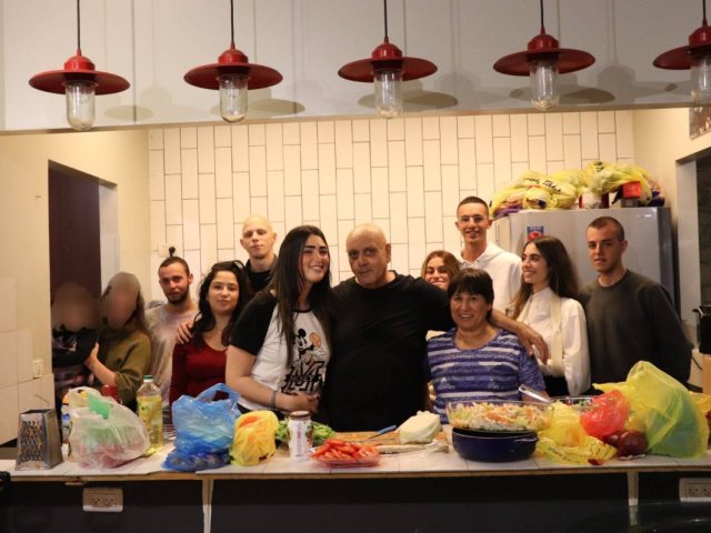 בנצי אלישר, אשתו והחיילים בפק"ל קובה ב"בית גיורא" – קרדיט: אלישבע פלצקי.
