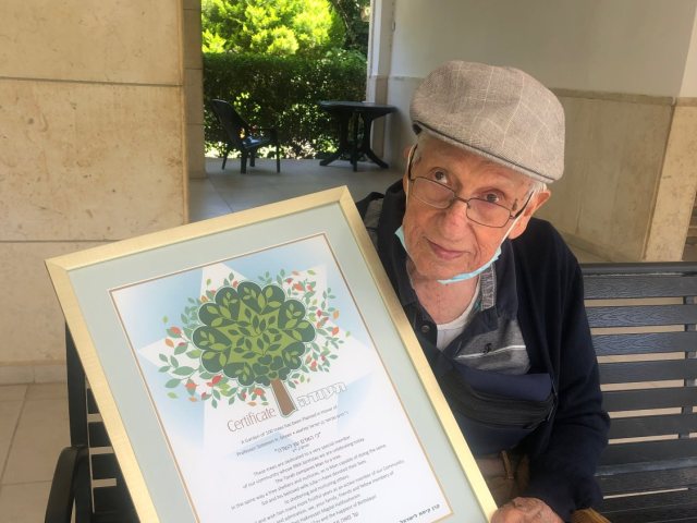 פרופ' גרין עם התעודה. צילום:  ג'יי סולומונט