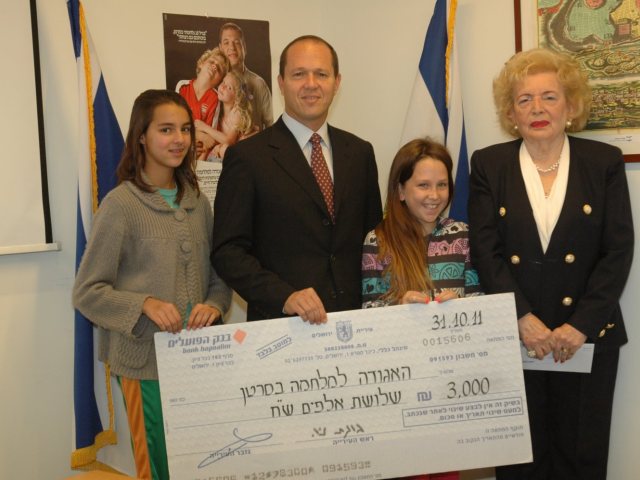בתמונה: ראש העיר ירושלים ניר ברקת עם עו"ד אתיה שמח
