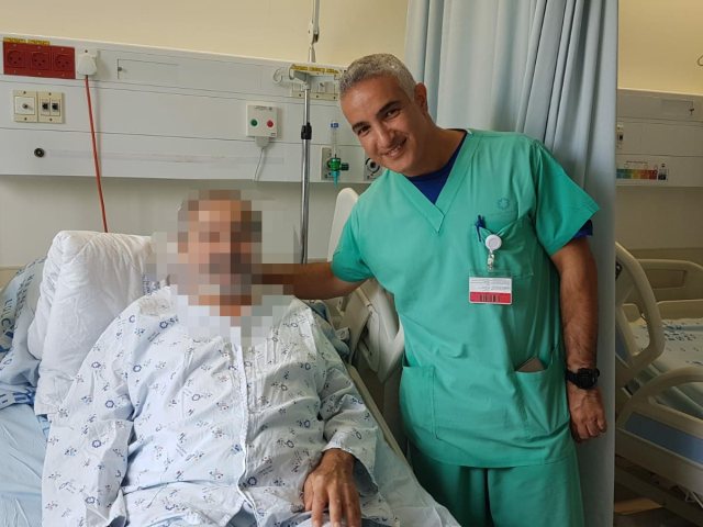 גבר עם מנהל טיפול נמרץ לב, ד"ר אלעד אשר. צילום: דוברות שע"צ