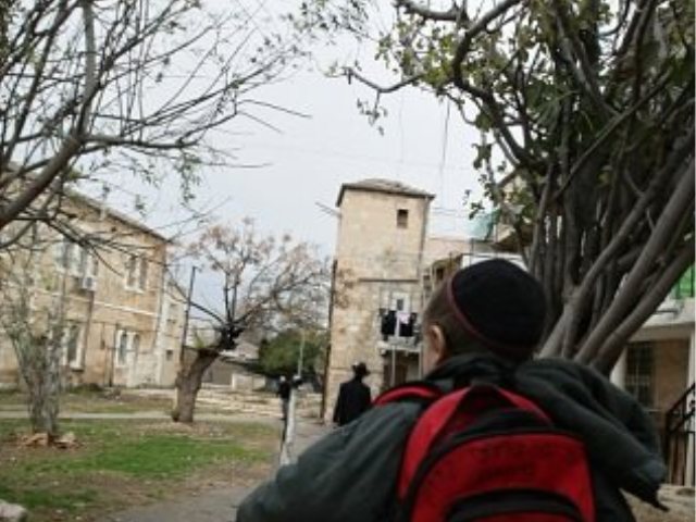 "שומרים על הילדים". שכונת נחלאות. (צילום:פלאש 90)