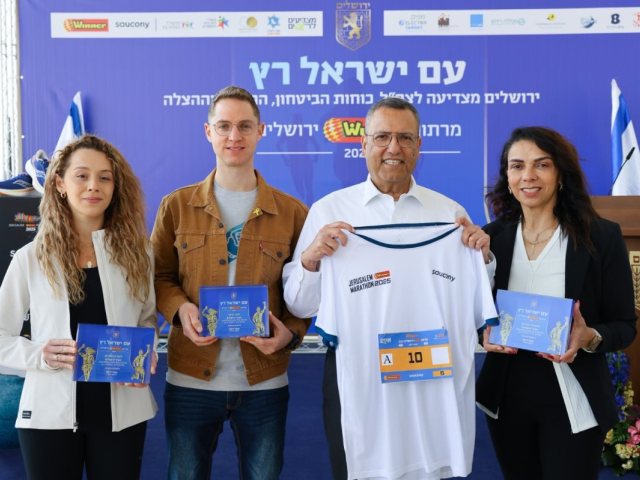 מימין :אפרת אברהם, ראש העיר משה ליאון, אור שיזף ואור אלמקייס. צילום : ארנון בוסאני